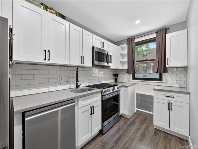  3 BR,  1.00 BTH &nbsp;Garden style home in Douglaston