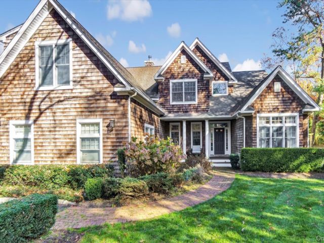  5 BR,  5.00 BTH &nbsp;Traditional style home in Westhampton Beach