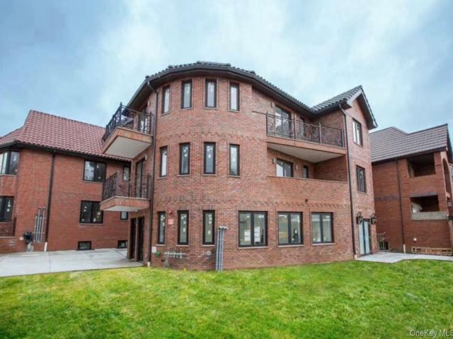 Studio,  0.00 BTH &nbsp;Commercial style home in Flushing