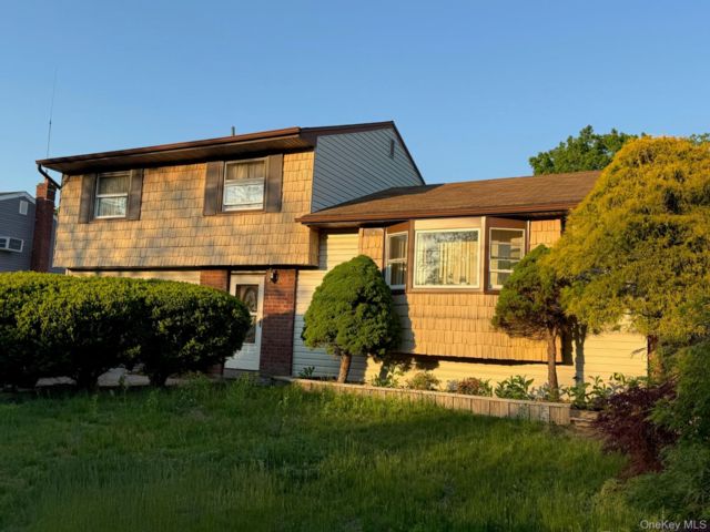  3 BR,  2.00 BTH &nbsp;Splanch style home in Selden