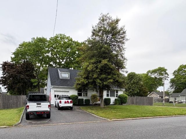  3 BR,  1.00 BTH &nbsp;Cape cod style home in Bayport