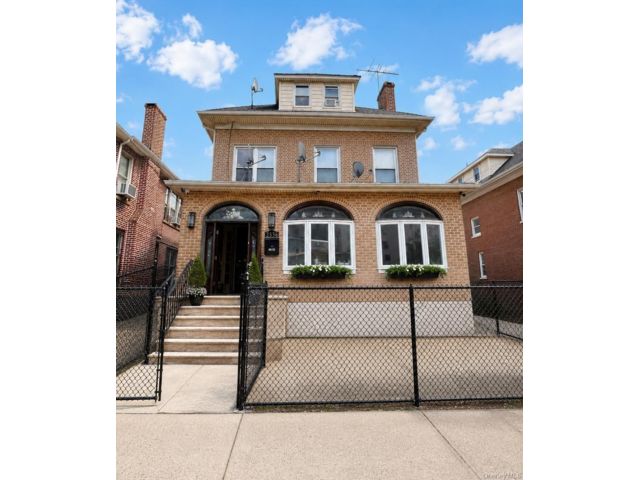  6 BR,  5.00 BTH &nbsp;Victorian style home in Jerome Avenue