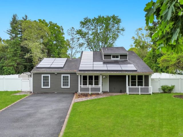  5 BR,  3.00 BTH &nbsp;Colonial style home in Coram