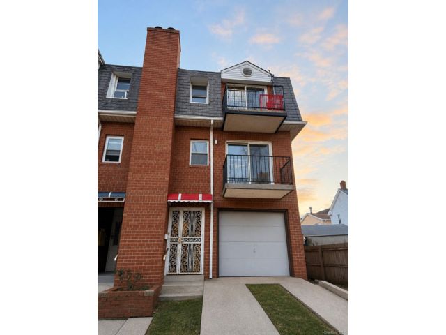  8 BR,  3.00 BTH &nbsp;House style home in Flushing