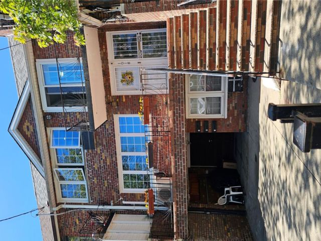  3 BR,  2.00 BTH &nbsp;House style home in Canarsie