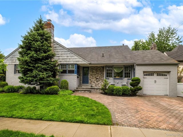  5 BR,  5.00 BTH &nbsp;Exp ranch style home in Rockville Centre
