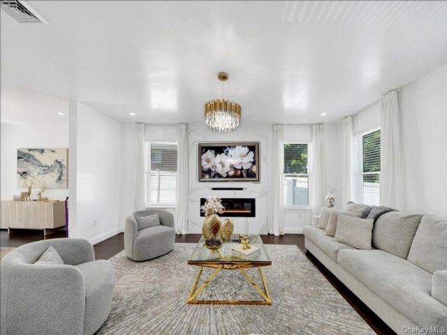  3 BR,  3.00 BTH &nbsp;Colonial style home in Yonkers