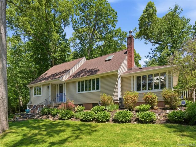  4 BR,  3.00 BTH &nbsp;Colonial style home in Huntington