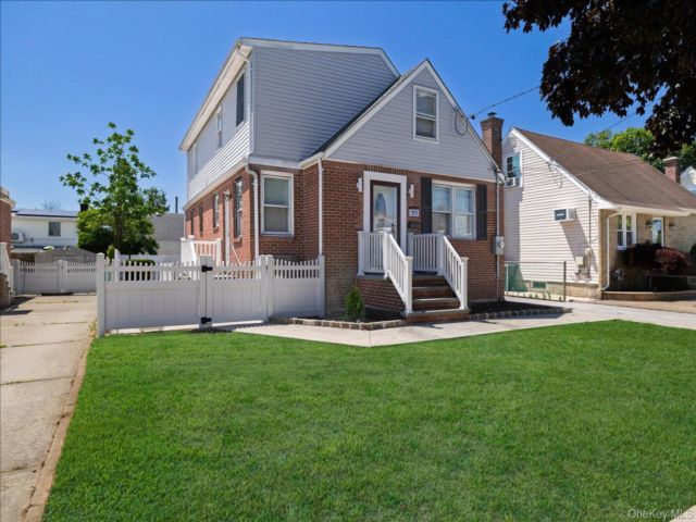  3 BR,  2.00 BTH &nbsp;Cape cod style home in Mineola
