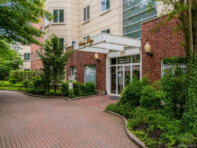  2 BR,  3.00 BTH &nbsp;Other style home in Great Neck