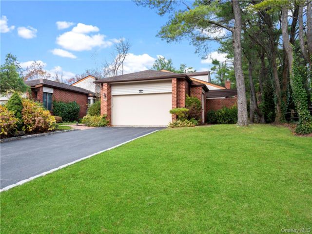  5 BR,  5.00 BTH &nbsp;Condo style home in Manhasset