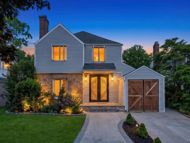  4 BR,  2.00 BTH &nbsp;Colonial style home in Valley Stream