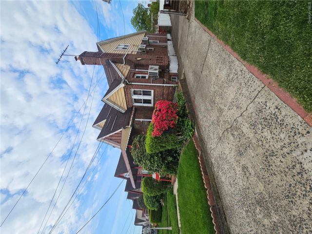  8 BR,  4.00 BTH &nbsp;Tudor style home in Saint Albans