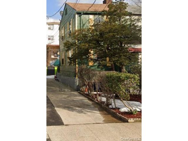  2 BR,  2.00 BTH &nbsp;House style home in Wakefield
