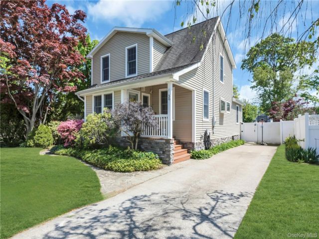  4 BR,  3.00 BTH &nbsp;Colonial style home in Islip Terrace