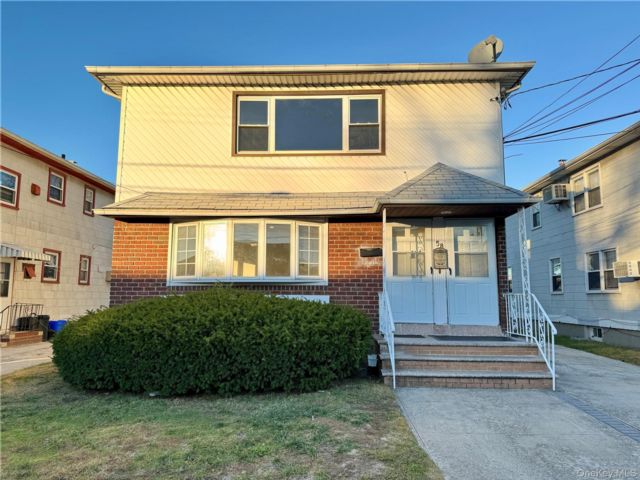  3 BR,  1.00 BTH &nbsp;Hi ranch style home in Valley Stream