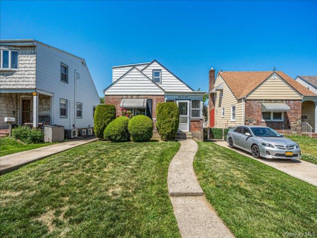  3 BR,  3.00 BTH &nbsp;Cape cod style home in Bellerose