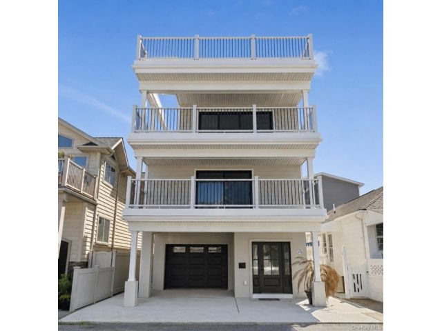  4 BR,  3.00 BTH &nbsp;Contemporary style home in Long Beach