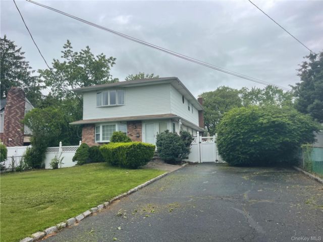  5 BR,  4.00 BTH &nbsp;Exp ranch style home in Deer Park