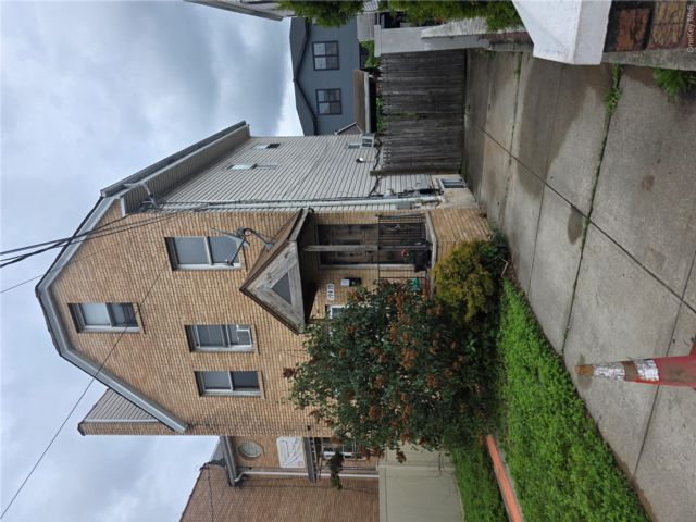  3 BR,  2.00 BTH &nbsp;House style home in Saint Albans