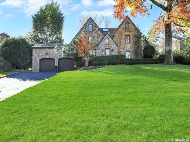  3 BR,  3.00 BTH &nbsp;Tudor style home in Manhasset