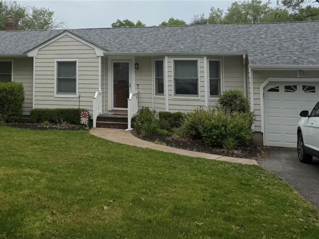  3 BR,  3.00 BTH &nbsp;Exp ranch style home in Commack