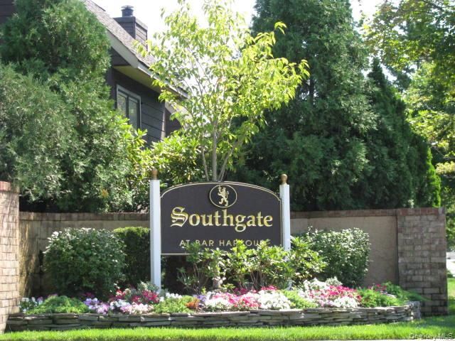  2 BR,  2.00 BTH &nbsp;Garden style home in Massapequa Park