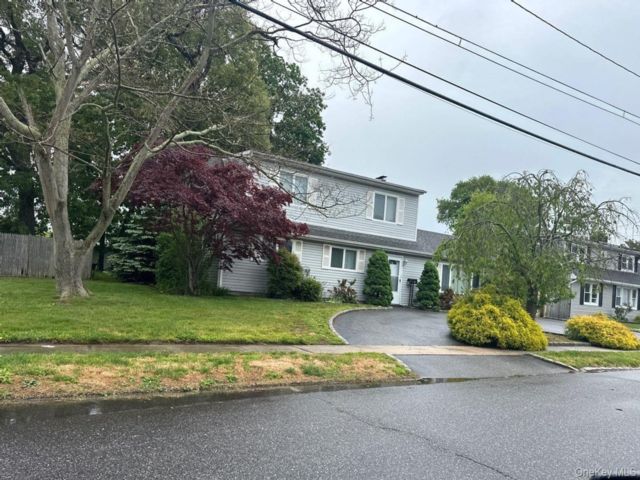  4 BR,  2.00 BTH &nbsp;Exp cape style home in Copiague