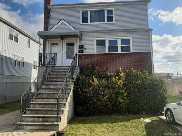  3 BR,  1.00 BTH &nbsp;House style home in Island Park