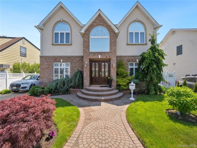  3 BR,  4.00 BTH &nbsp;Colonial style home in Franklin Square