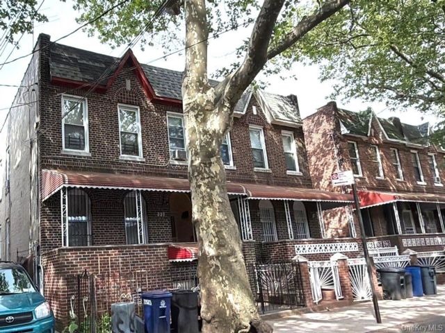  6 BR,  2.00 BTH &nbsp;Colonial style home in Brownsville