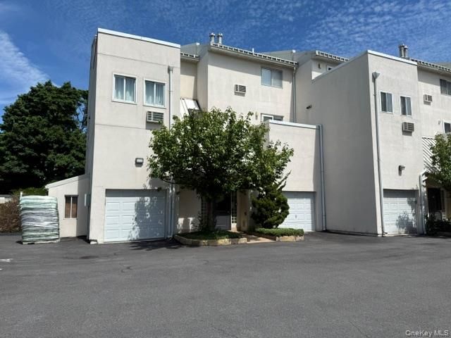  2 BR,  2.00 BTH &nbsp;Garden style home in Throggs Neck
