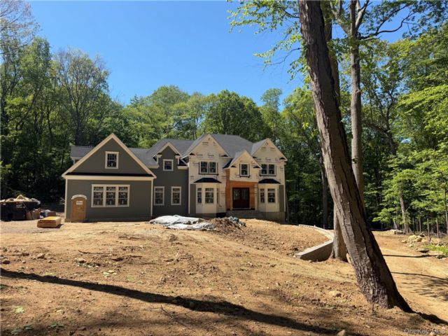 5 BR,  8.00 BTH &nbsp;Colonial style home in Head Of The Harbor