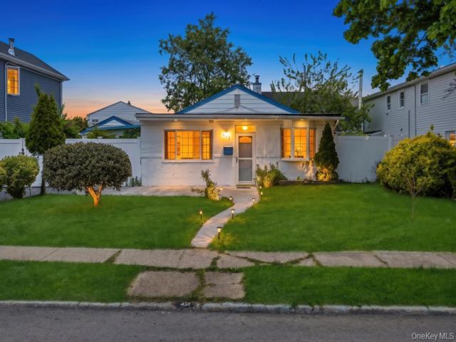  3 BR,  2.00 BTH &nbsp;Ranch style home in East Meadow