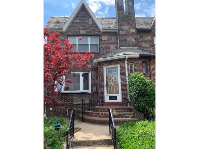  3 BR,  2.00 BTH &nbsp;Colonial style home in Jamaica Hills