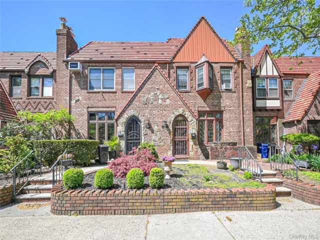  3 BR,  3.00 BTH &nbsp;Tudor style home in Flushing