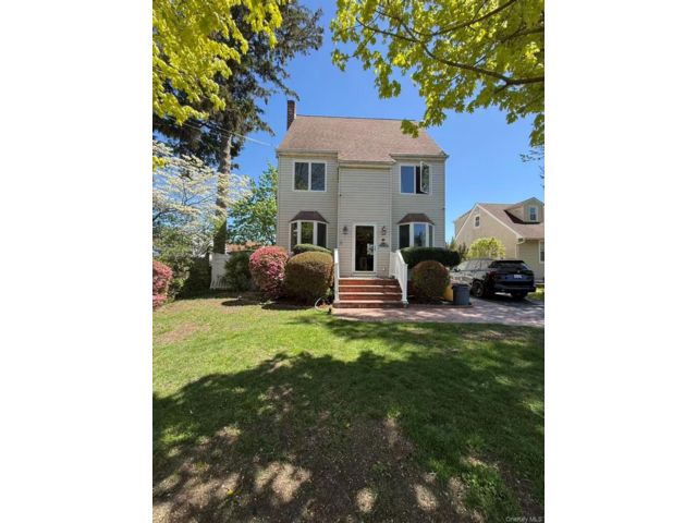  4 BR,  3.00 BTH &nbsp;Colonial style home in Hicksville