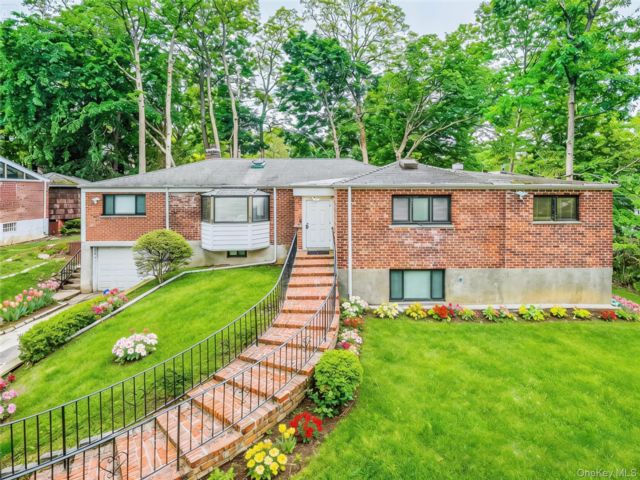  6 BR,  4.00 BTH &nbsp;Cabin style home in Great Neck