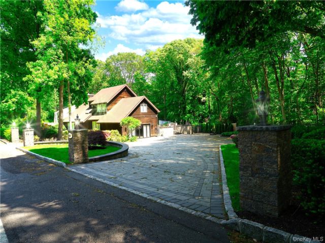  5 BR,  4.00 BTH &nbsp;Colonial style home in Huntington