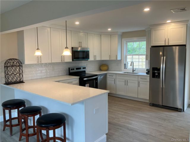  3 BR,  3.00 BTH &nbsp;Colonial style home in Copiague