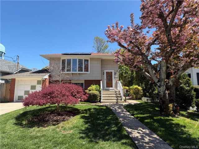  4 BR,  2.00 BTH &nbsp;Hi ranch style home in Merrick