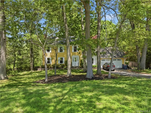  4 BR,  3.00 BTH &nbsp;Colonial style home in Setauket
