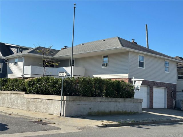  4 BR,  1.00 BTH &nbsp;Colonial style home in Long Beach