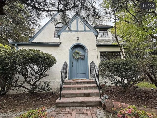  3 BR,  2.00 BTH &nbsp;House style home in Malverne