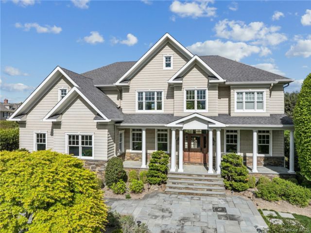  5 BR,  5.00 BTH &nbsp;Colonial style home in West Islip