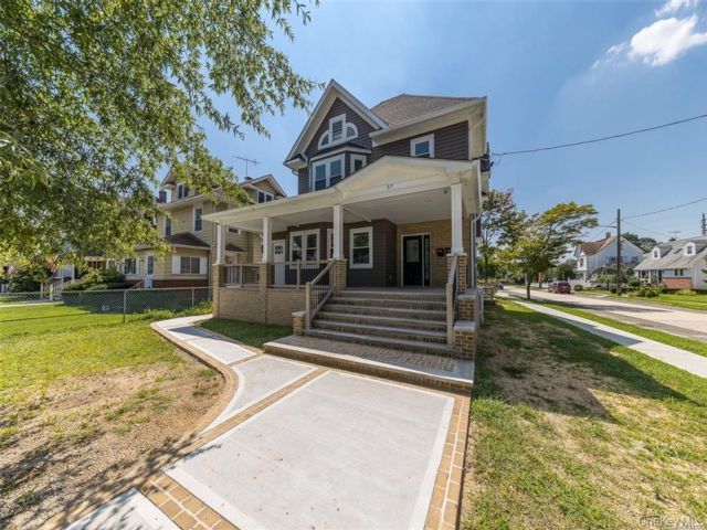  3 BR,  2.00 BTH &nbsp;Colonial style home in Lynbrook