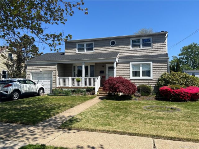  5 BR,  3.00 BTH &nbsp;Exp cape style home in Farmingdale