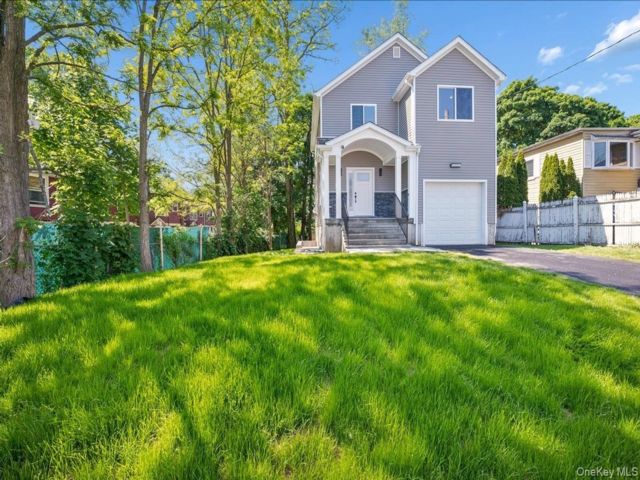  5 BR,  4.00 BTH &nbsp;Modern style home in White Plains