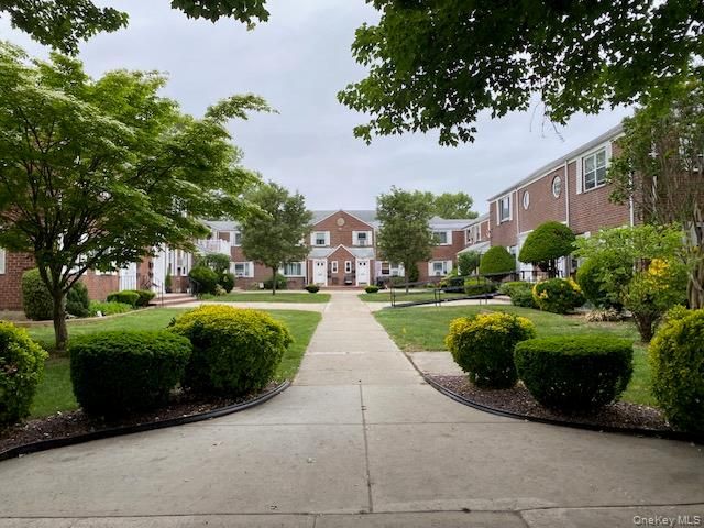  3 BR,  1.00 BTH &nbsp;Garden style home in Glen Oaks