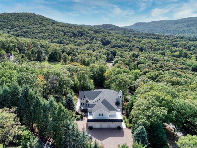  5 BR,  4.00 BTH &nbsp;Contemporary style home in Cornwall